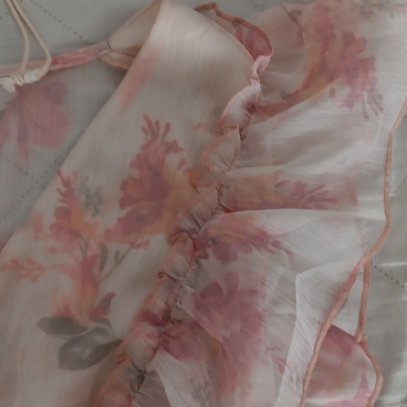 ⚘ Adorable Floral top ⚘ - Picture 2 of 5